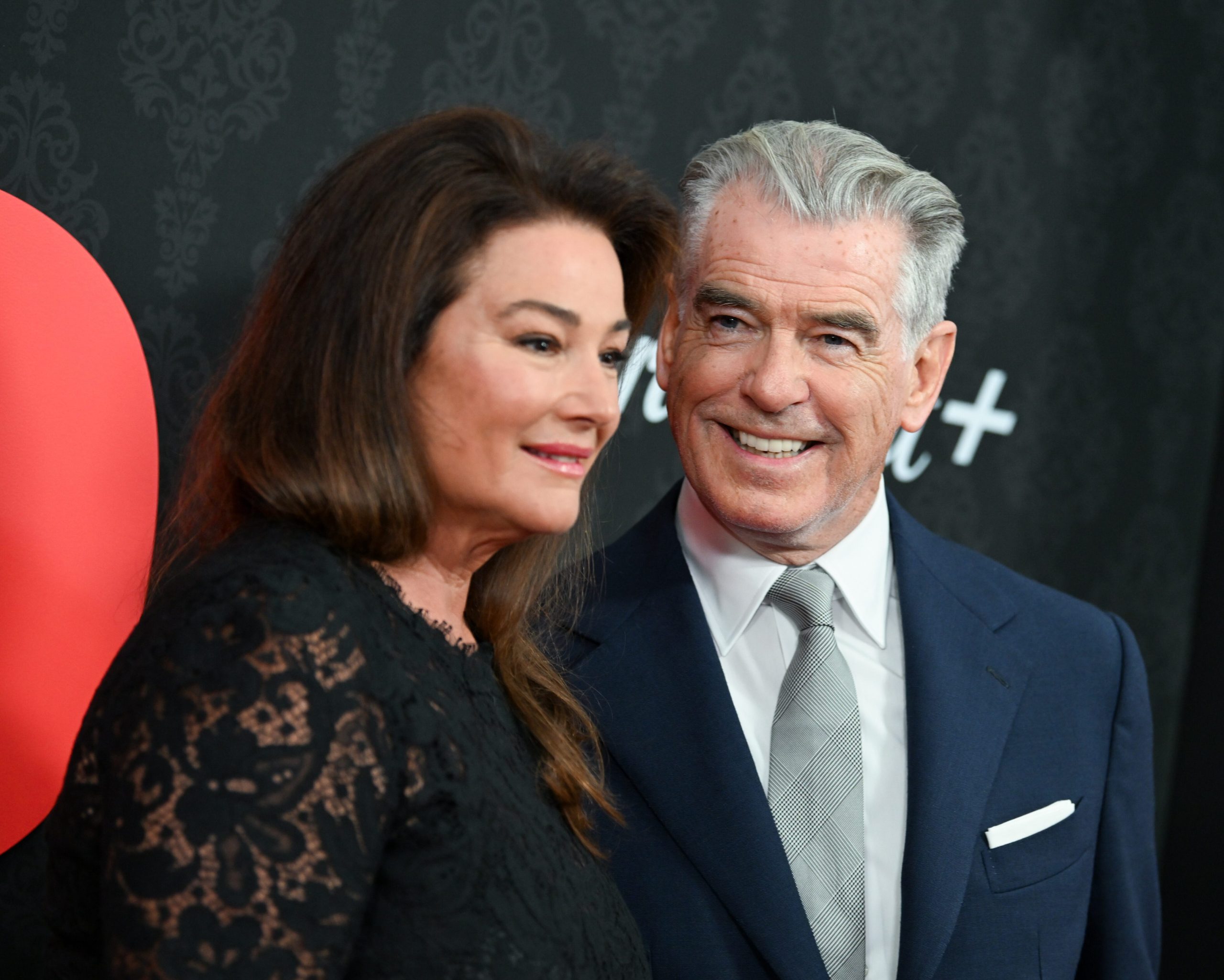 Le couple Brosnan souriant et complice lors d'une marche main dans la main