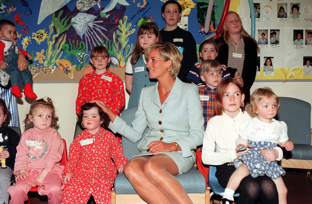 Lady Diana et Hasnat Khan se croisant dans un couloir d'hôpital
