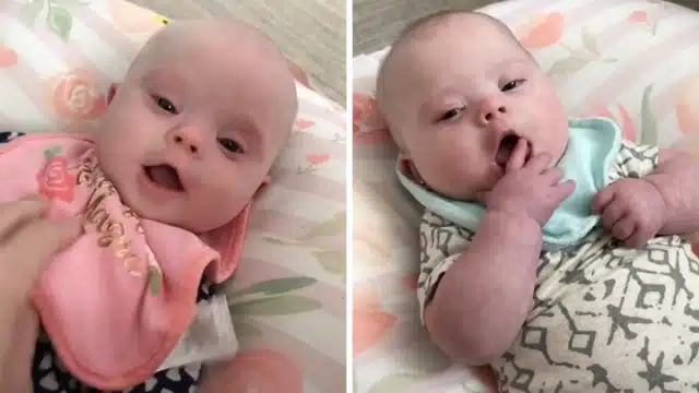 Lily et Chloé, jumelles identiques porteuses de trisomie 21, échangeant un regard complice