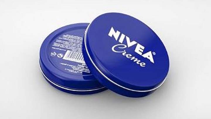 Pot de crème Nivea entouré de produits beauté