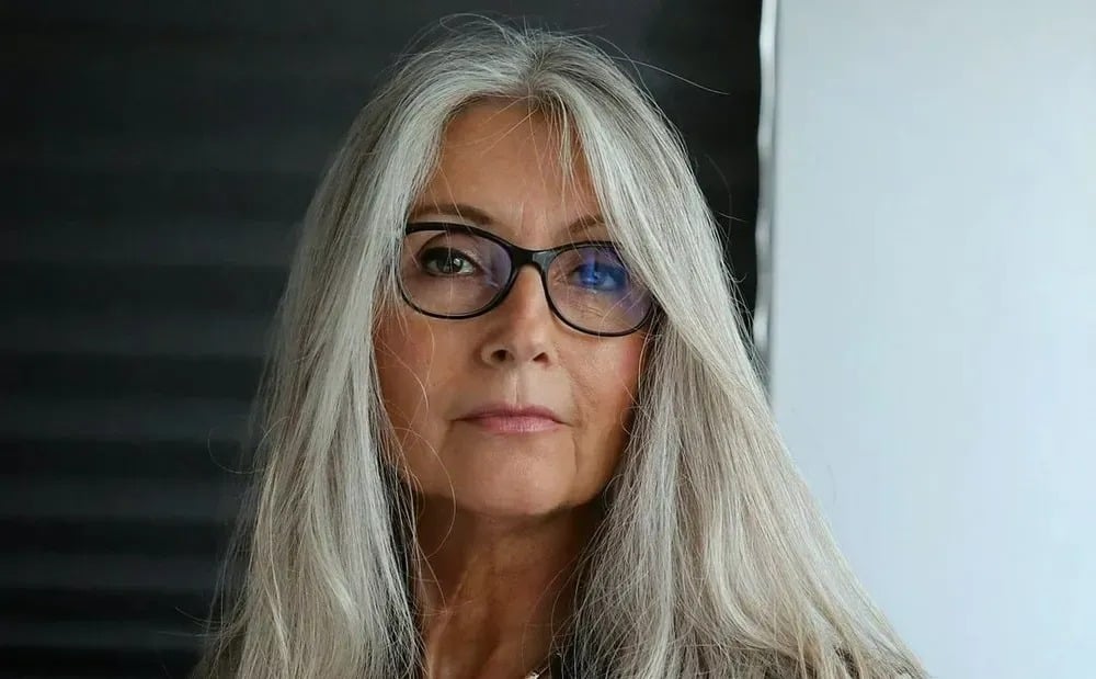 Femme utilisant un smartphone moderne