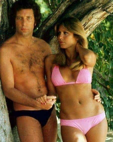 Tom Jones et Marjorie Wallace sur une plage
