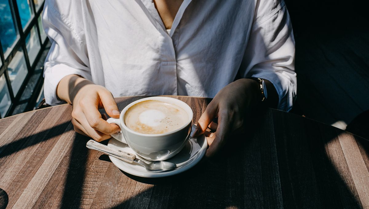 Personne choisissant entre café noir et café au lait