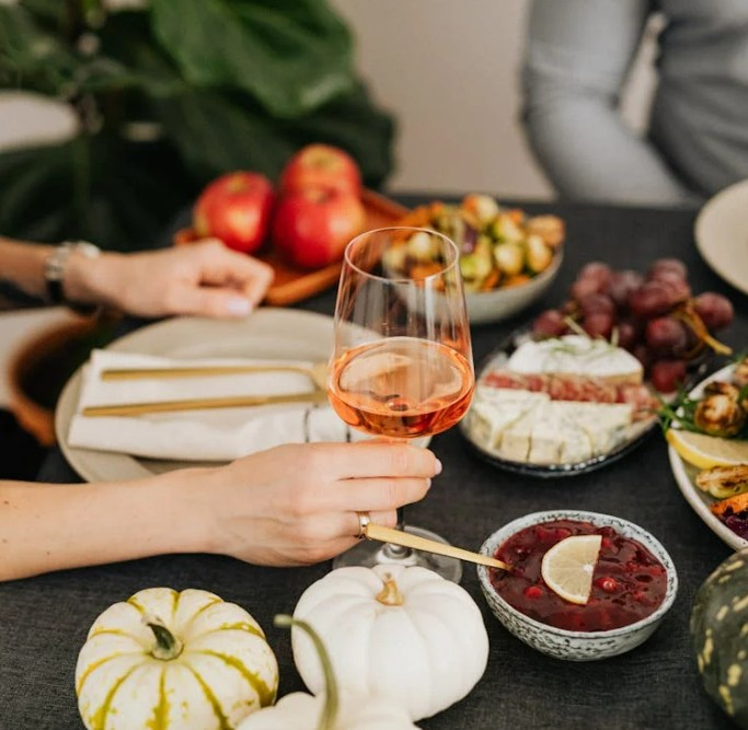 Personne dégustant un aliment avec attention