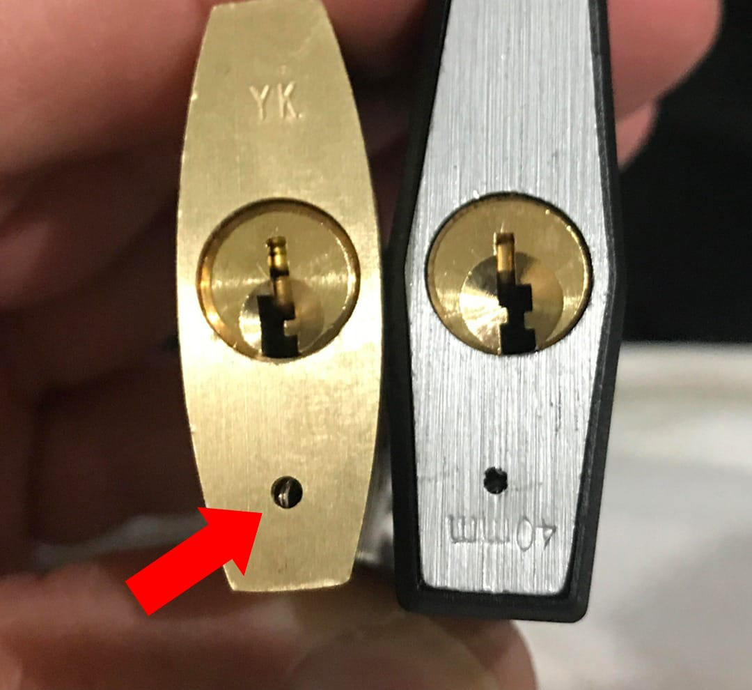 Gros plan sur le trou de drainage d'un cadenas