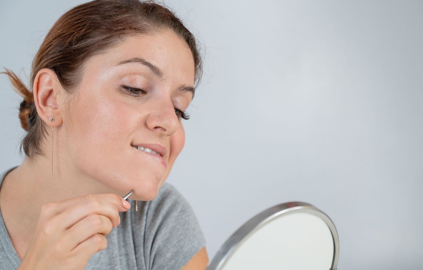 Femme souriante avec un menton lisse