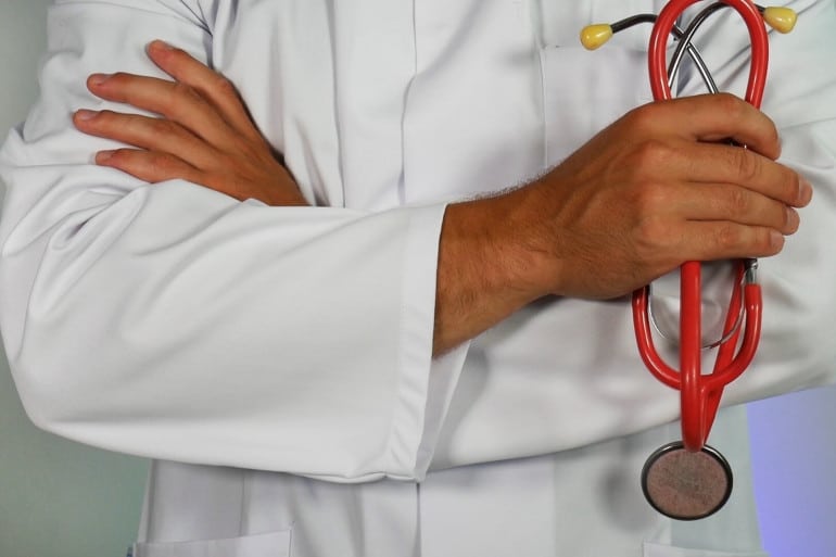 Médecin examinant un enfant