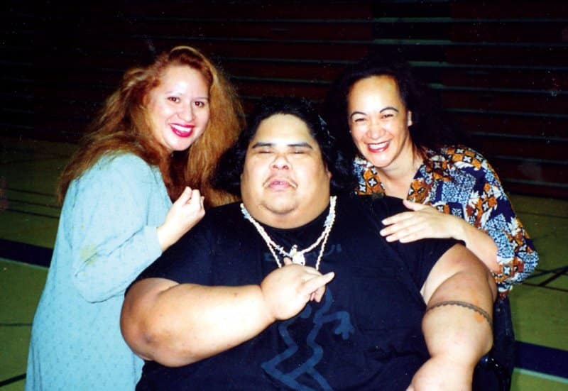 Israel Kamakawiwo'ole souriant avec son ukulélé