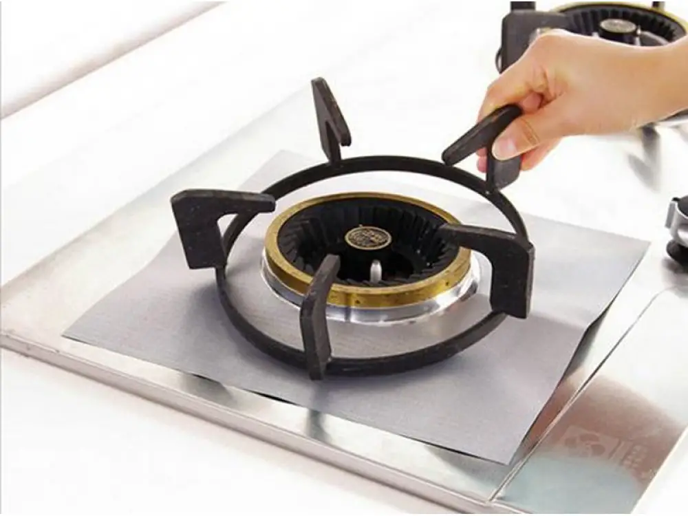 Grilles de cuisinière encrassées posées à côté d'un évier