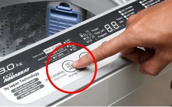 Femme modifiant les réglages de sa machine
