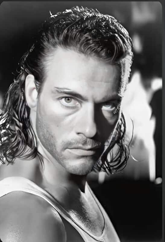Jean-Claude Van Damme écoutant de la musique classique
