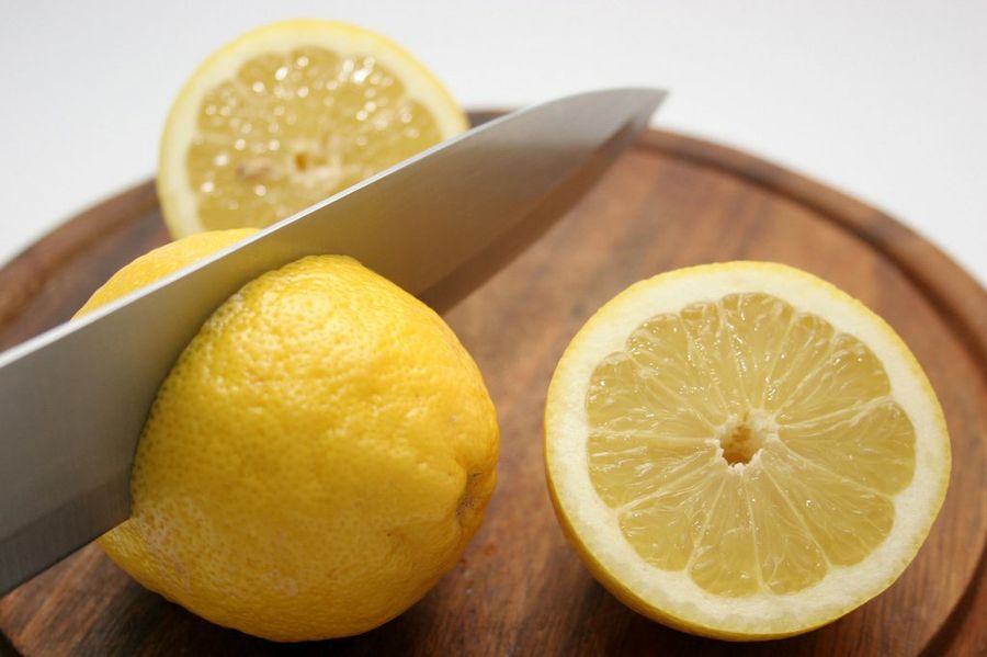 Citrons entiers conservés dans un bocal d'eau transparent