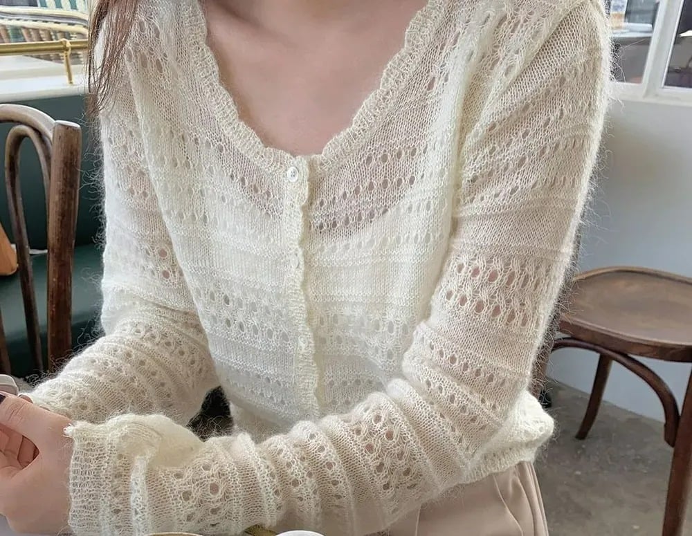 Tenu avec un cardigan élégant et des touches de couleur