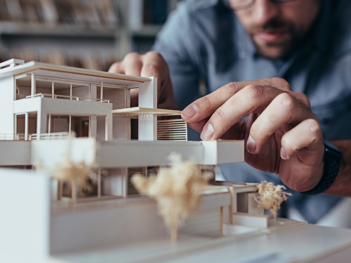 Illustration stylisée d'un développeur en train de concevoir