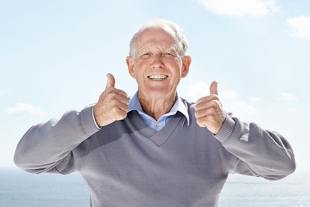 Homme mature souriant, épanoui dans sa vie personnelle