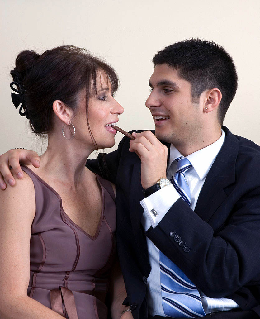 Femme mature affichant une expression sereine et compréhensive