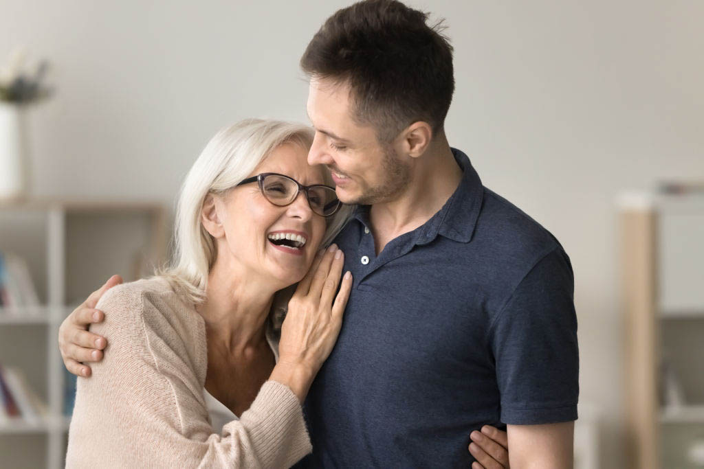 Femme mature méditant dans un cadre paisible