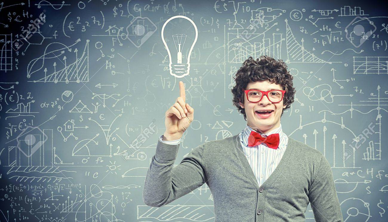 Jeune homme réfléchissant intensément, le menton appuyé sur sa main