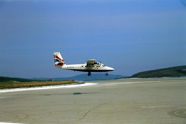 Avion posé sur une plage à marée basse