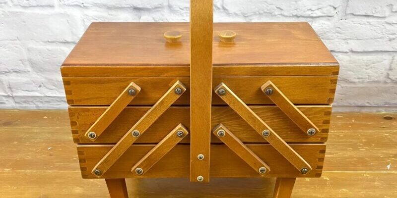 Une vieille boîte en bois découverte dans un grenier poussiéreux