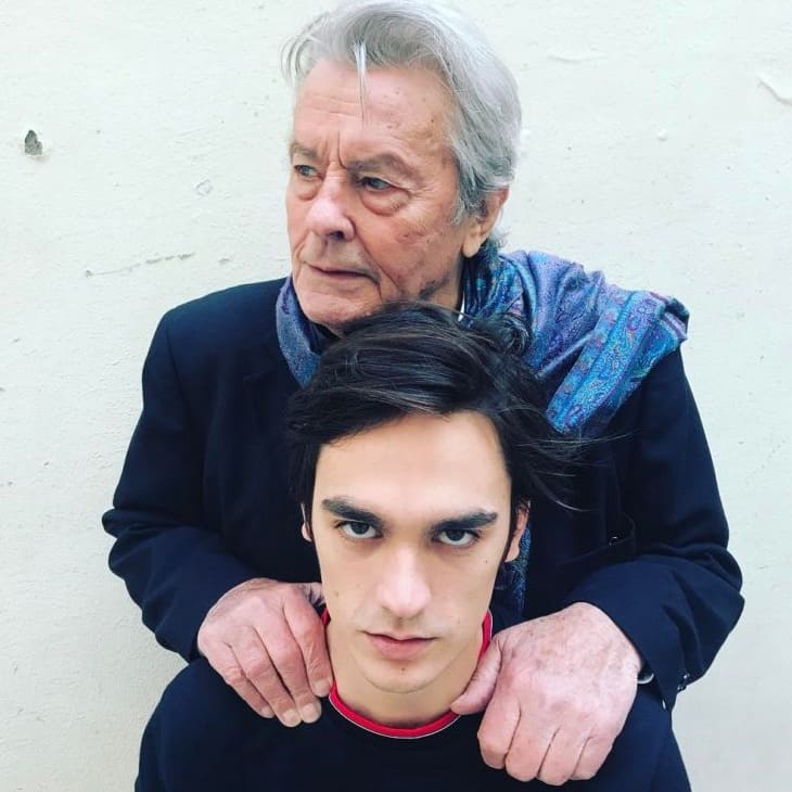 Portrait d'Alain-Fabien Delon mettant en valeur sa ressemblance avec son père
