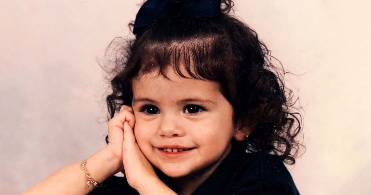 Selena Gomez enfant, souriante et pleine de vie