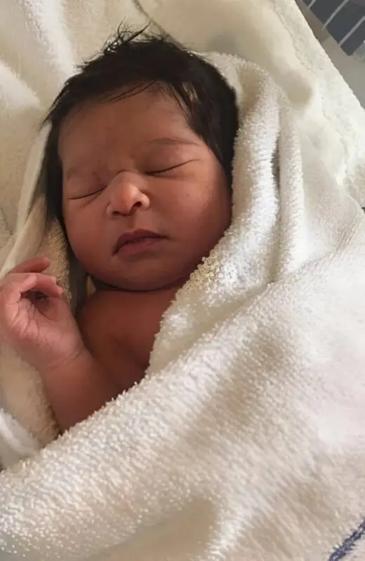 Photo du nouveau-né Jade avec une abondante chevelure à la naissance
