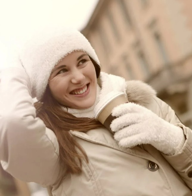 Sourire avec fossettes sur les joues