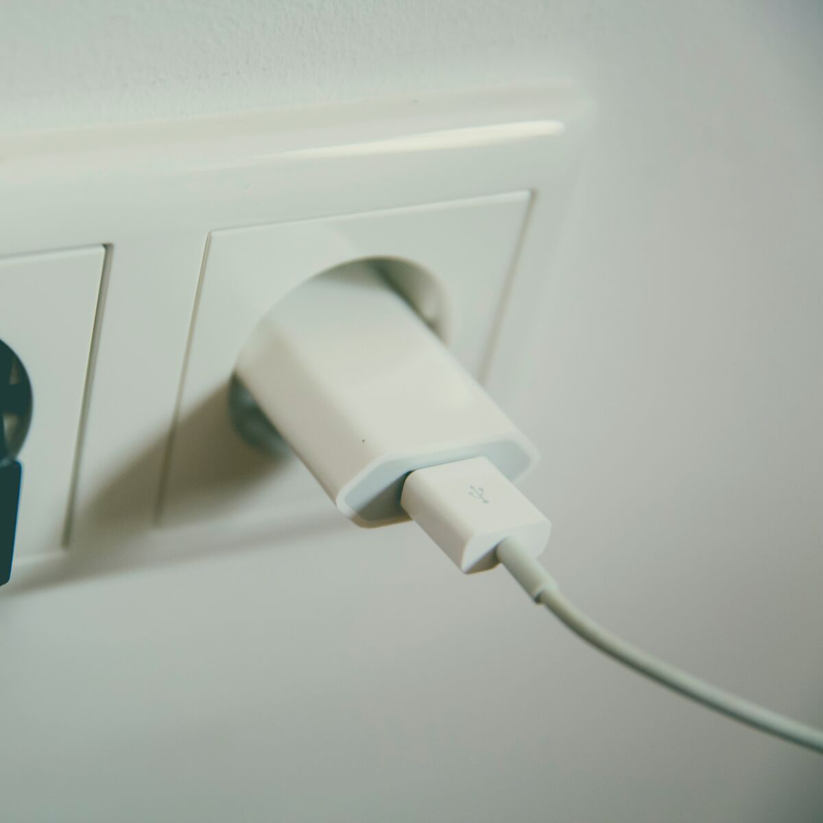 Chargeur de téléphone branché inutilement