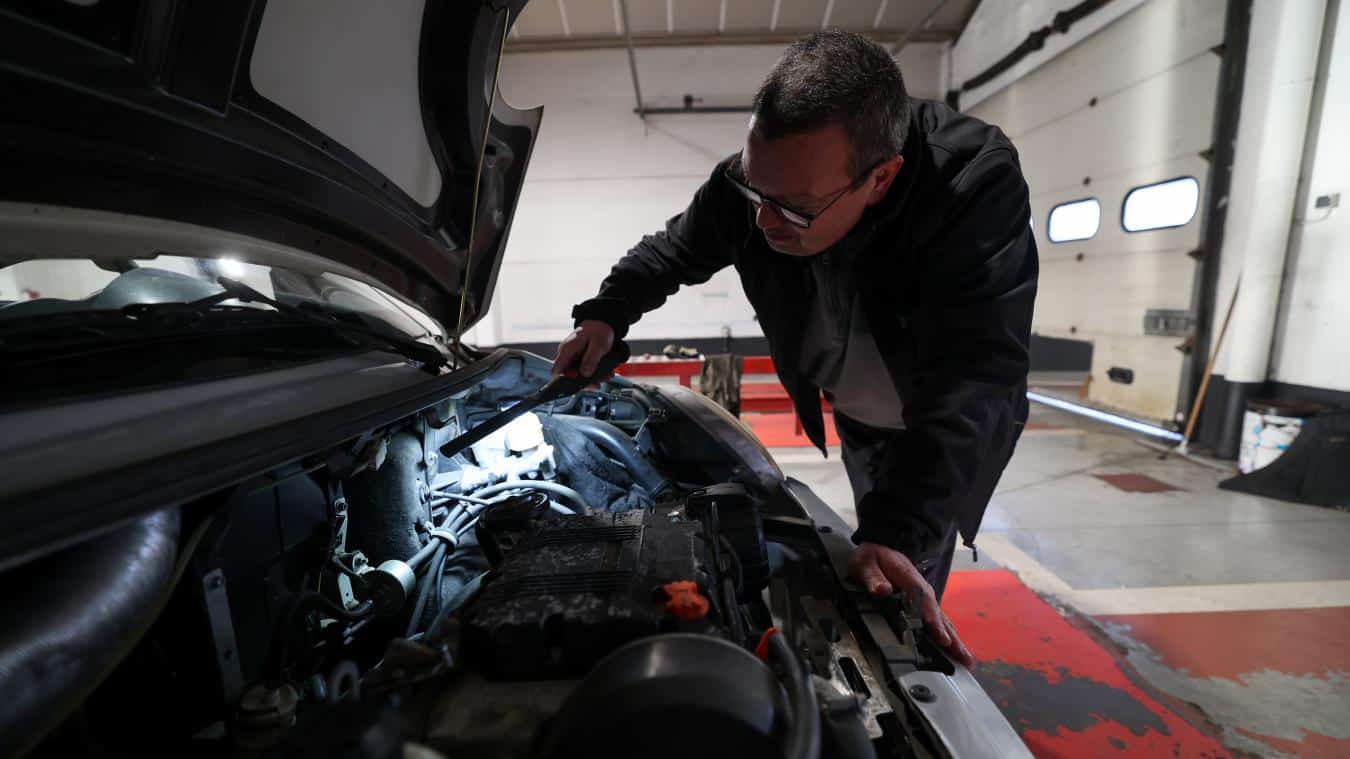 Automobiliste vérifiant son véhicule