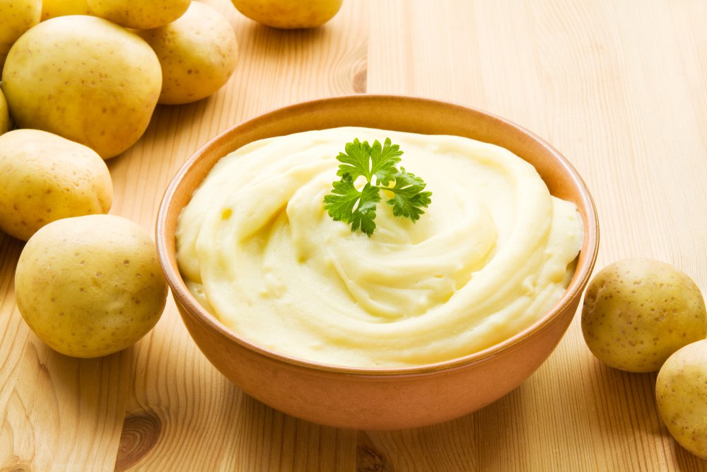 Pommes de terre et ustensiles pour purée