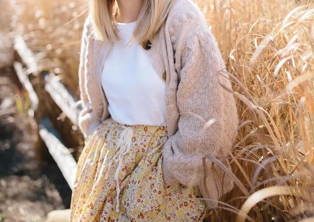 Vêtements tendance sur un portant