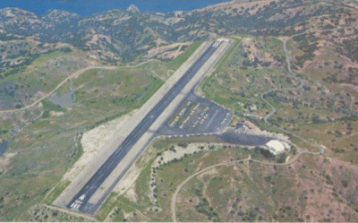 Petit aéroport perché en bord de falaise