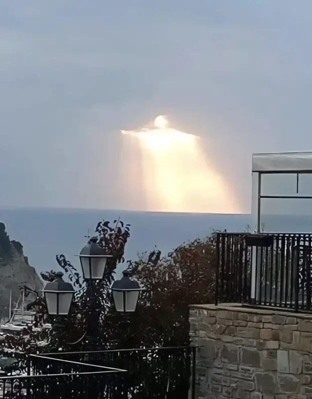 Nuage en forme de silhouette lumineuse