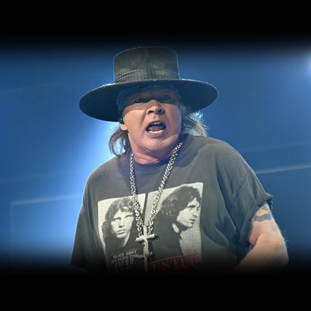 Axl Rose en concert, capturant son énergie et son charisme sur scène