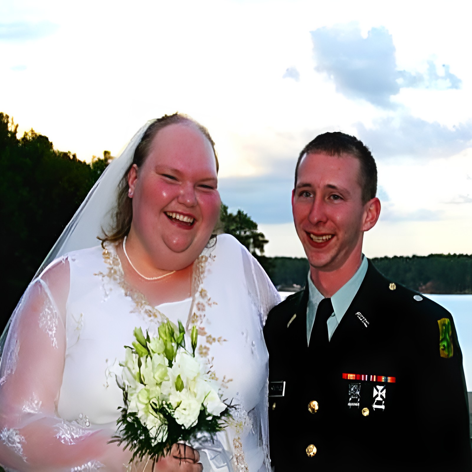 Photo de mariage d'Emma et Chris se regardant avec amour