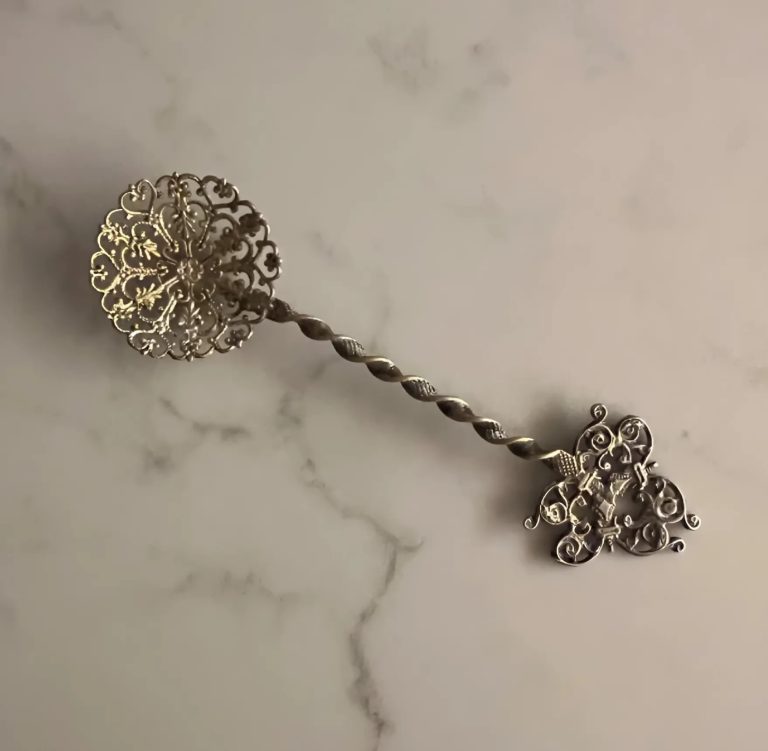 Cuillère à bonbons posée sur un napperon