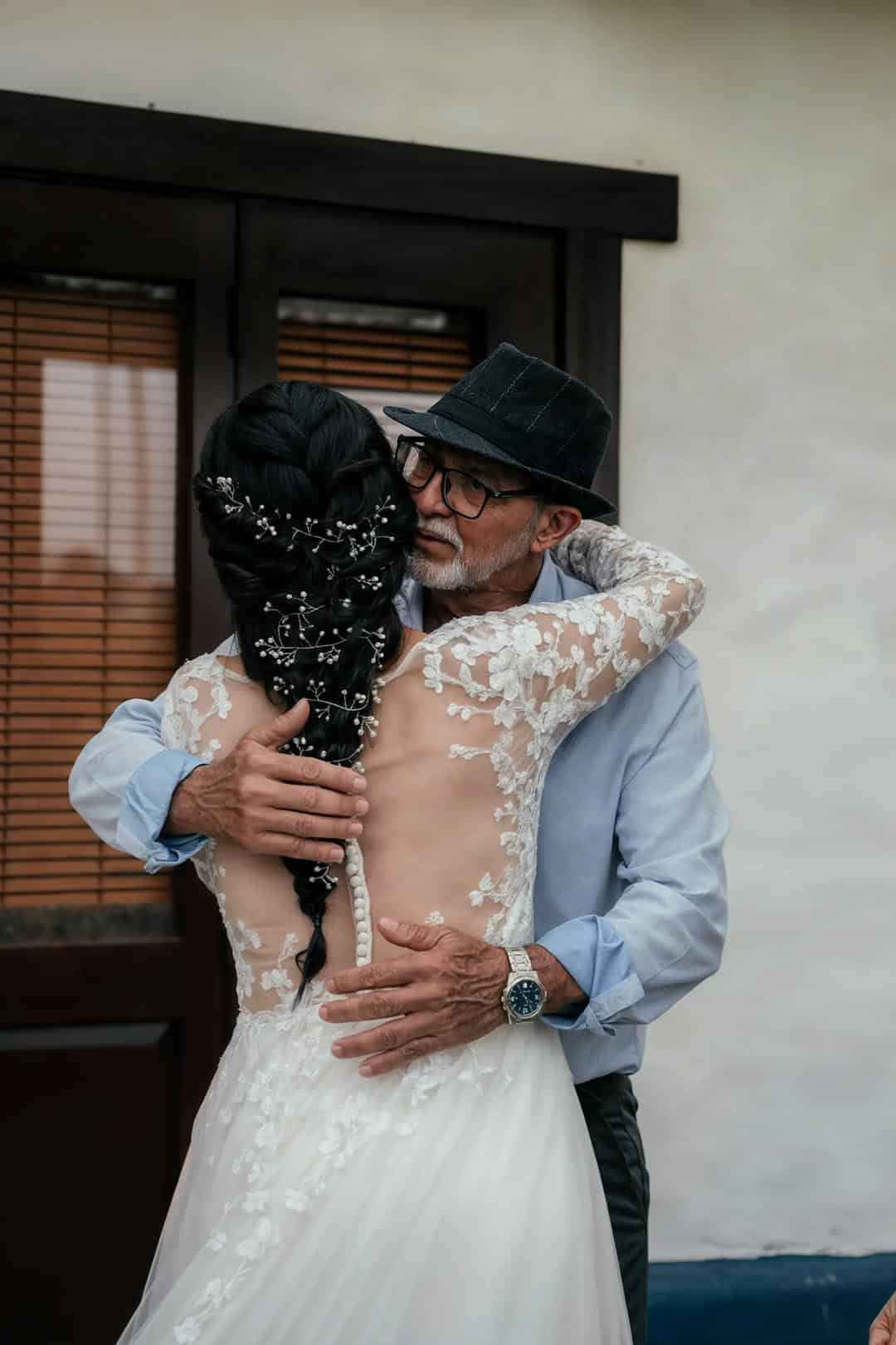Couple se tenant la main lors du mariage
