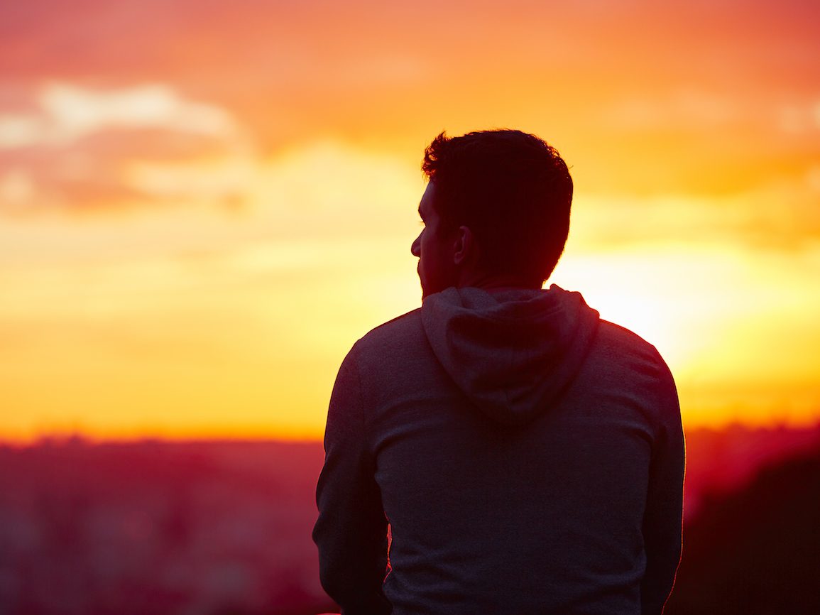 Deux personnes partageant un moment de complicité et de conversation authentique