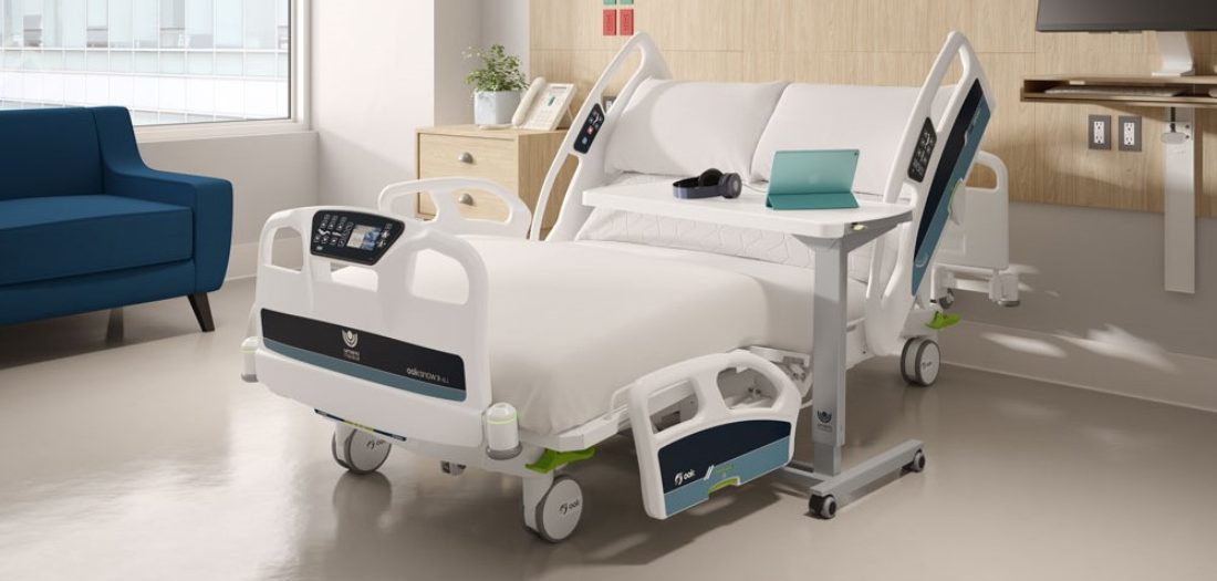 Femme souriante durant sa rééducation à l'hôpital