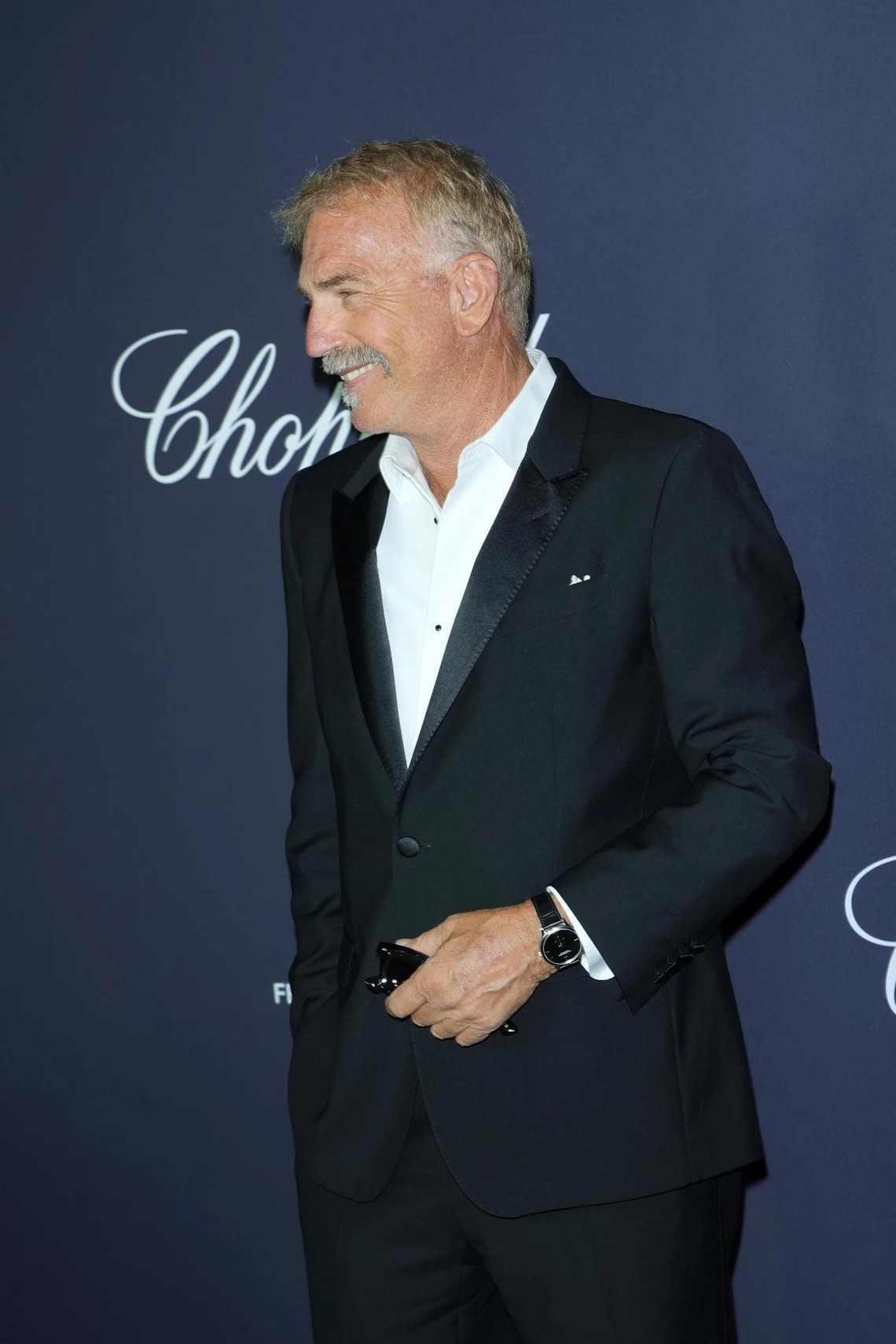 Kevin Costner inspirant sur le tapis rouge