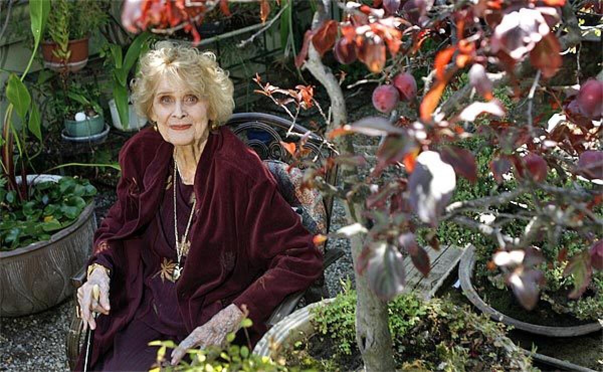 Gloria Stuart plus âgée, souriante, lors d'un événement