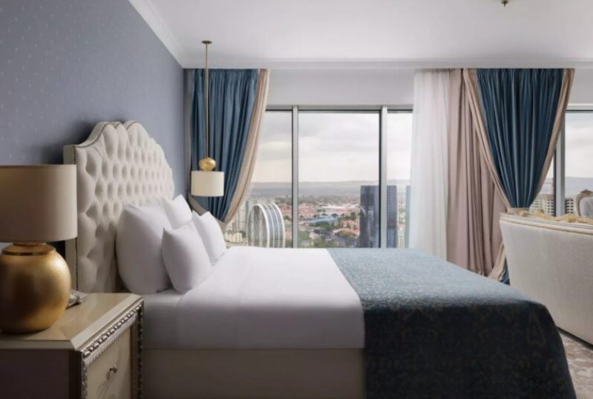 Homme d'affaires dans une suite d'hôtel