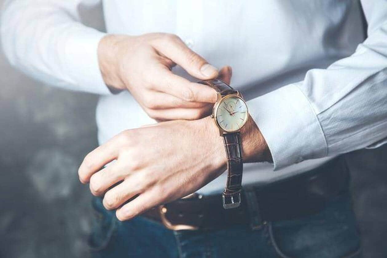 Personne ajustant sa montre