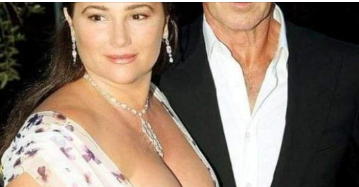 Pierce Brosnan et Keeley Shaye Smith se regardant amoureusement