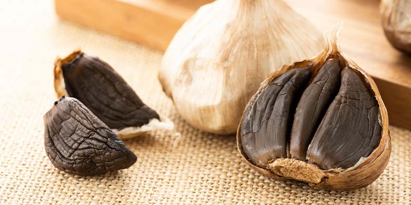 Ail noir bio sur fond naturel