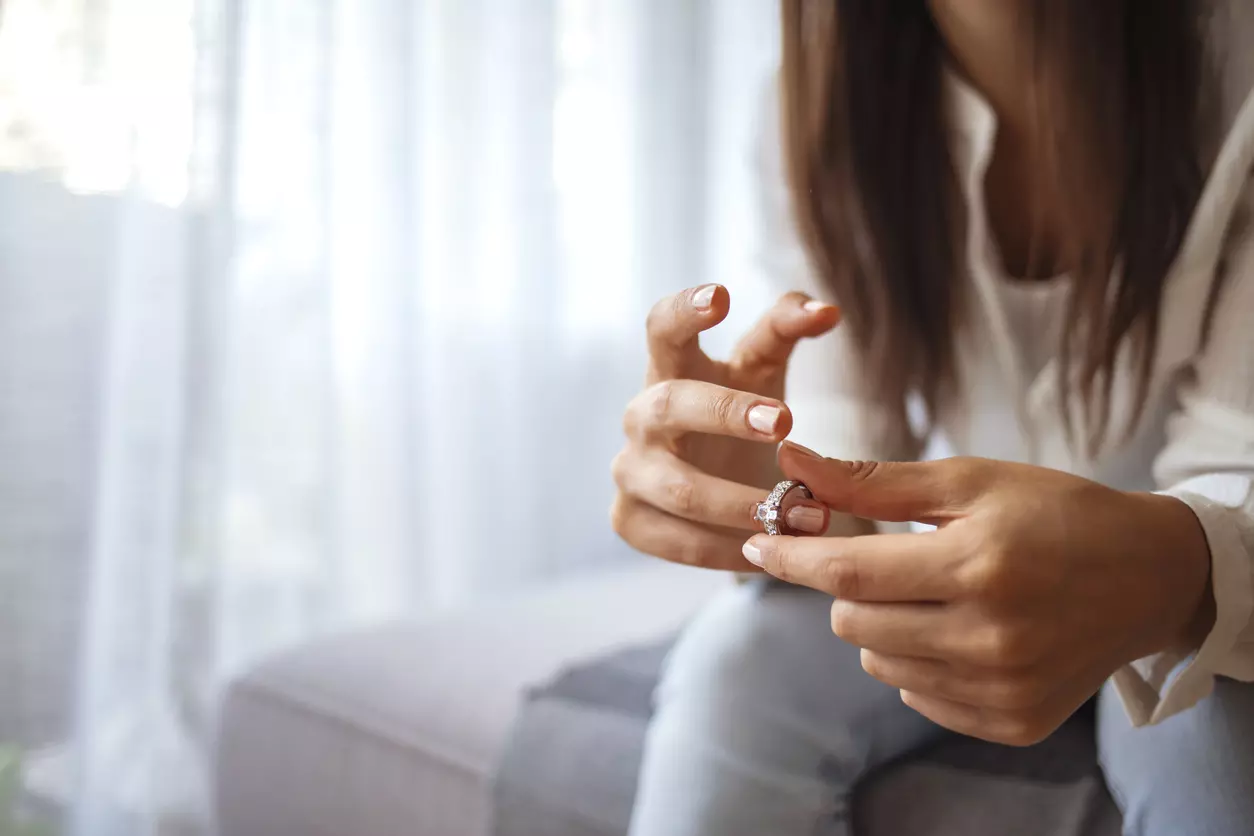 Femme contemplant son reflet, symbolisant la découverte de soi