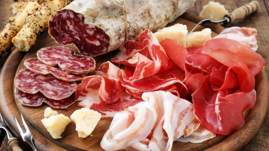 Assiette équilibrée avec différents groupes alimentaires