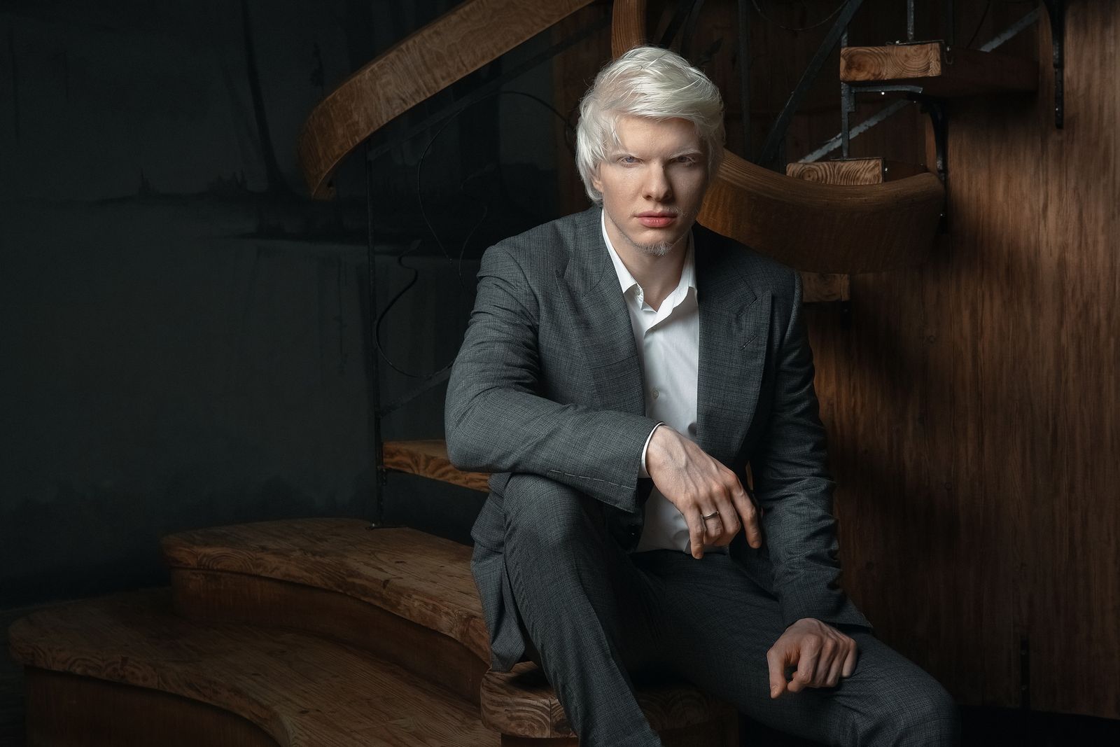 Bera Ivanichvili sur scène ou en studio, concentré sur sa musique