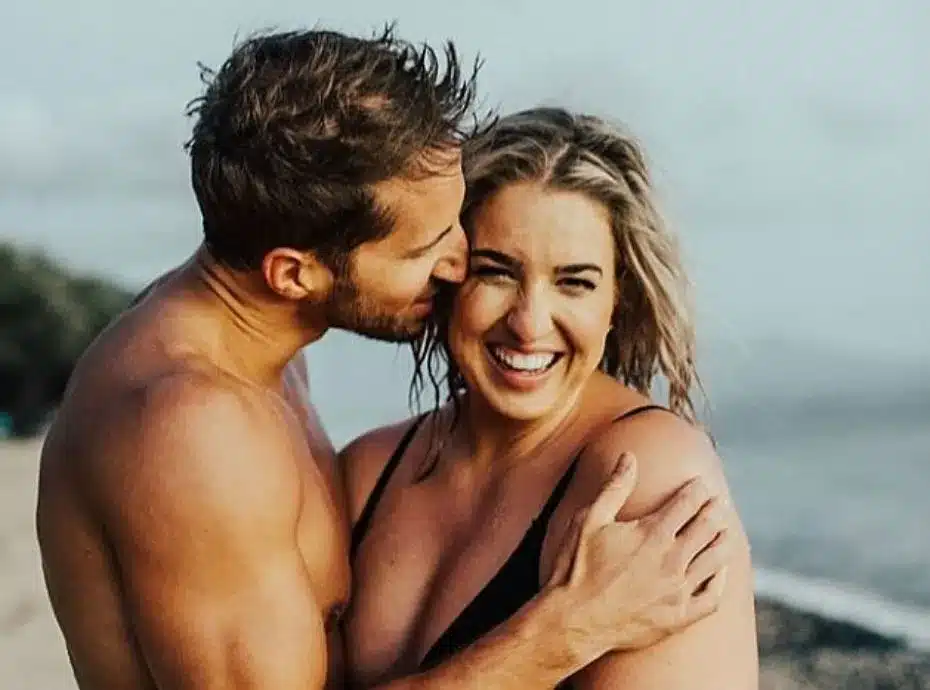 Femme souriante fière de ses formes généreuses